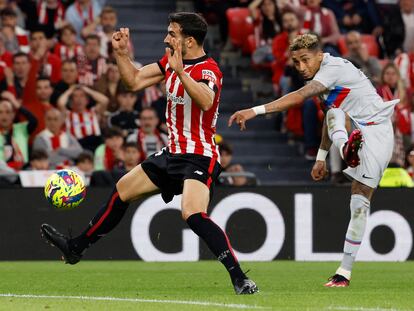 Raphinha marca el gol del partido entre el Barcelona y el Athletic, en San Mamés este domingo.