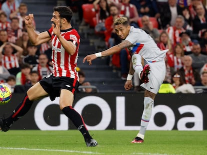 Raphinha marca el gol del partido entre el Barcelona y el Athletic, en San Mamés este domingo.