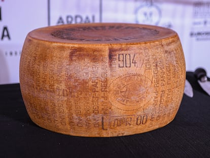 El Parmigiano Reggiani de 23 años de maduración antes de abrirlo.