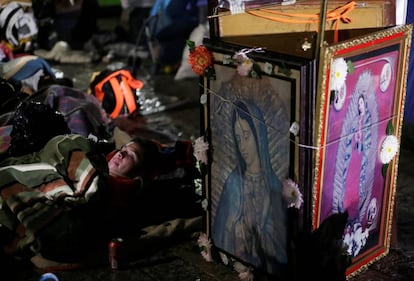 Una joven mira su móvil frente a la Basílica de Guadalupe.