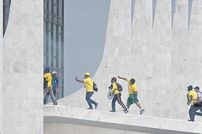 Todos los edificios se encontraban este domingo sin trabajadores, por lo que los manifestantes radicales solo han atacado los inmuebles.
