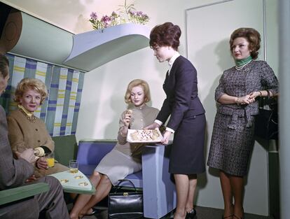 El servicio de aperitivo en el bar del Boeing B707, en 1960.