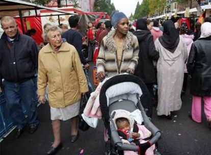 Una imagen captada en 2005 en el mercado de Dapperstraat de Amsterdam, de la multicultural sociedad holandesa.