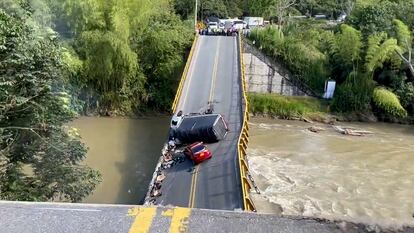 Una imagen del colapso del puente vehicular sobre el ro La Vieja que une a los departamentos de Quindo y Valle del Cauca, el 12 de abril de 2023.