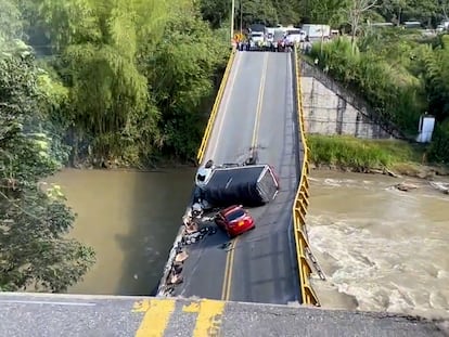 Colapso del puente vehicular sobre el río la Vieja que une a los departamentos de Quindío y Valle del Cauca, el 12 de abril de 2023.