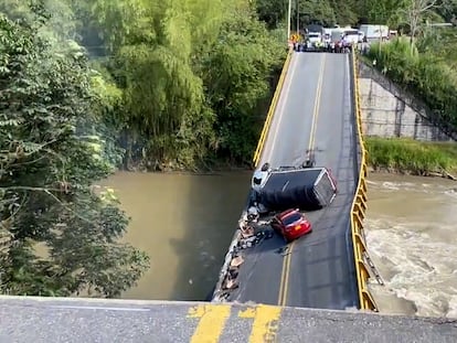 Una imagen del colapso del puente vehicular sobre el río La Vieja que une a los departamentos de Quindío y Valle del Cauca, el 12 de abril de 2023.