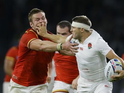 Dan Lydiate intenta frenar a Richard Wigglesworth.