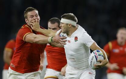 Dan Lydiate intenta frenar a Richard Wigglesworth.