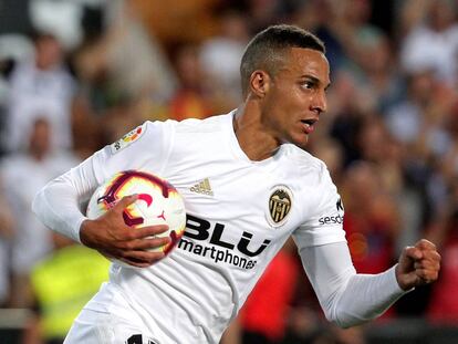 Rodrigo Moreno, delantero del Valencia CF, celebra un gol con el Nike Merlin, el nuevo balón de LaLiga.