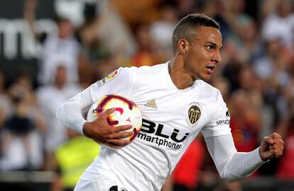 Rodrigo Moreno, delantero del Valencia CF, celebra un gol con el Nike Merlin, el nuevo balón de LaLiga.