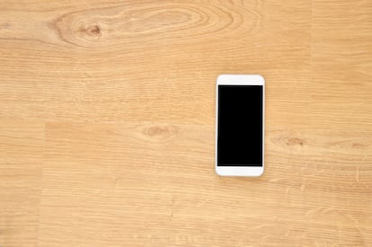 <p>Es tal la obsesión surgida a raíz del miedo a que el móvil muera antes de lo previsto que <a href="https://www.xatakandroid.com/tutoriales/ahorrar-bateria-en-android-consejos-y-aplicaciones-para-olvidarte-del-enchufe-estas-vacaciones" rel="nofollow" target="_blank">ya se pueden usar aplicaciones de ahorro de batería</a>. La más conocida es <a href="https://play.google.com/store/apps/details?id=com.oasisfeng.greenify&hl=en" rel="nofollow" target="_blank">Greenify</a>, que detecta aquellas apps que consumen más y las relega a un estado de hibernación. Pero hay otras como <a href="https://play.google.com/store/apps/details?id=com.latedroid.juicedefender&hl=en" rel="nofollow" target="_blank">Juice Defender</a>, que desactiva conexiones innecesarias, y <a href="https://play.google.com/store/apps/details?id=mobi.infolife.batterysaver&hl=en" rel="nofollow" target="_blank">Battery Defender</a>, que puede configurar un intervalo de sueño en el que no recibir notificaciones.</p>