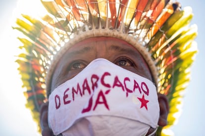 Indígenas de diversas etnias protestam em uma das entradas do prédio do Congresso Nacional, em Brasília, para pedir a demarcação de suas terras.