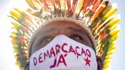 Indígenas de diversas etnias protestam em uma das entradas do prédio do Congresso Nacional, em Brasília, para pedir a demarcação de suas terras.