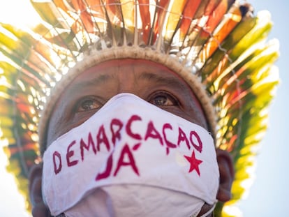 Indígenas de diversas etnias protestam em uma das entradas do prédio do Congresso Nacional, em Brasília, para pedir a demarcação de suas terras.