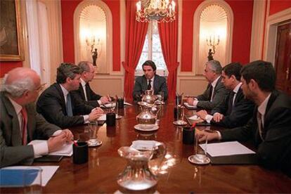 José María Aznar preside, en La Moncloa, el gabinete de crisis posterior al 11-M, sin la presencia del CNI. 