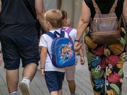BARCELONA 2022 09 05
 Vuelta al Cole. Familiares acompañan a los pequeños al colegio tras las vacaciones de verano. Foto: Carles Ribas
 (DVD 1123)
