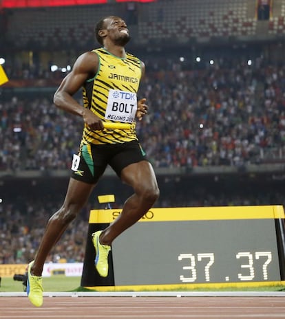 Bolt, campeón individual de 100 y 200 metros, remató el triplete dorado en Pekín como último relevista del equipo de Jamaica, otra vez ganador, ahora con una marca de 37.37.