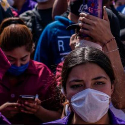 Un grupo de trabajadoras protesta afuera de una maquiladora en Ciudad Juárez