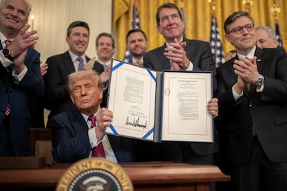 El presidente de Estados Unidos, Donald Trump, firma el Genius Act, en la Casa Blanca el pasado 18 de julio. 