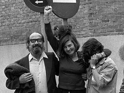 Eva Forest, con su marido y su hija, cuando salió de Yeserías, en 1977.