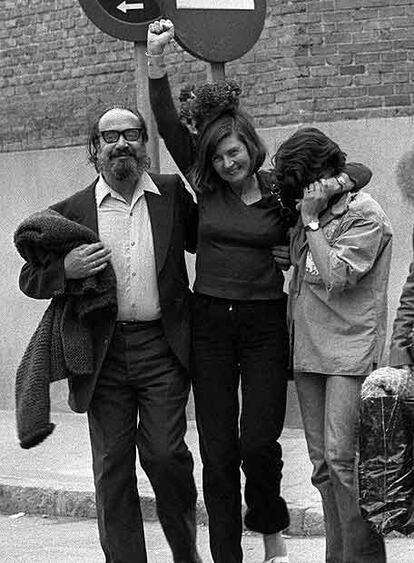 Eva Forest, con su marido y su hija, cuando salió de Yeserías, en 1977.