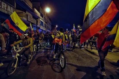 Tras más de una semana de protestas, el presidente Guillermo Lasso ha impuesto un toque de queda desde las 22.00 horas hasta las 5.00 del día siguiente para limitar la libertad de circulación y reunión en la calle. En la imagen, indígenas ecuatorianos marchan sobre la avenida Maldonado, en el sur de Quito, la noche del 20 de junio de 2022.