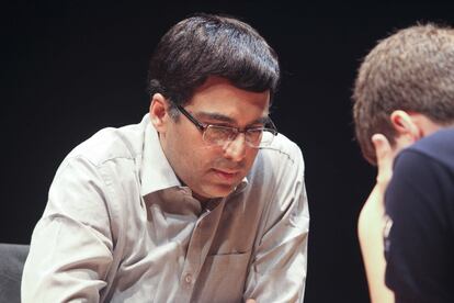 Viswanathan Anand, hoy, durante la tercera partida del duelo con Jaime Santos