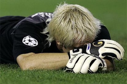 Cañizares, desolado, se tumba en el césped durante el partido.