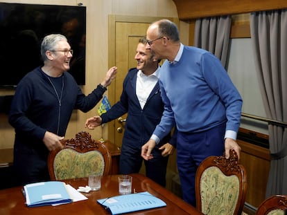 El primer ministro británico, Keir Starmer, se reúne con el presidente francés, Emmanuel Macron, y el canciller alemán, Friedrich Merz, a bordo de un tren con destino a Kiev en Shegyni (Ucrania), el pasado viernes.