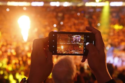 OAKLAND, CALIFORNIA - JUNE 07: A fan uses his iPhone to take a photo of player introductions prior to Game Four of the 2019 NBA Finals between the Golden State Warriors and the Toronto Raptors at ORACLE Arena on June 07, 2019 in Oakland, California. NOTE TO USER: User expressly acknowledges and agrees that, by downloading and or using this photograph, User is consenting to the terms and conditions of the Getty Images License Agreement. Lachlan Cunningham/Getty Images/AFP  == FOR NEWSPAPERS, INTERNET, TELCOS & TELEVISION USE ONLY ==