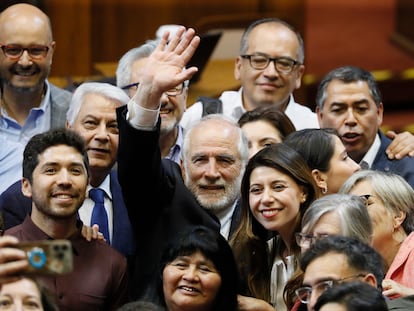 Carlos Montes (al centro) mientras saluda rodeado por algunos diputados, este jueves, en Valparaíso.