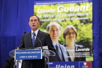 El exministro del Interior Claude Gue&aacute;nt celebra un discurso durante su campa&ntilde;a en Boulogne-Billancourt, al oeste de Par&iacute;s.