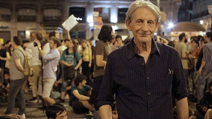 El realizador, en la plaza de la Puerta del Sol de Madrid, durante el rodaje de su documental 'Libre te quiero', de 2012.