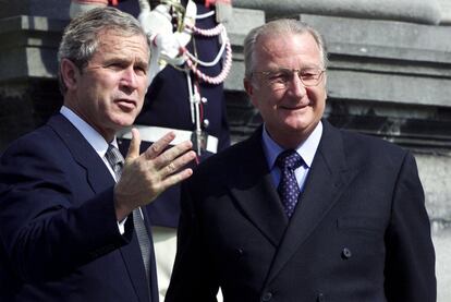 El presidente de EE UU George W. Bush (i) junto al rey Alberto II de Bélgica, en las escaleras del Palacio Real Belga de Laeken, en Bruselas (Bélgica) en junio de 2001.