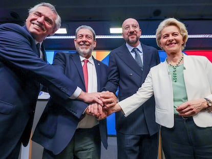 El presidente de Argentina, Alberto Fernández; el primer ministro de San Vicente y Granadinas, Ralph Gonsalves, y los presidentes del Consejo Europeo, Charles Michel, y de la Comisión Europea, Ursula von der Leyen, el pasado martes en Bruselas.