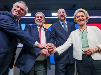 Desde la izquierda, el presidente de Argentina, Alberto Fernández; el primer ministro de San Vicente y la Granadinas, Ralph Gonsalves, y los presidentes del Consejo Europeo, Charles Michel, y la Comisión Europea, Ursula von der Leyen, tras la cumbre UE-Celac, el 18 de julio en Bruselas.