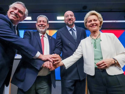 Desde la izquierda, el presidente de Argentina, Alberto Fernández; el primer ministro de San Vicente y las Granadinas, Ralph Gonsalves; y los presidentes del Consejo Europeo, Charles Michel, y de la Comisión Europea, Ursula von der Leyen, ayer en Bruselas.