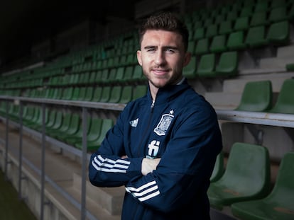 Aymeric Laporte, posa en la ciudad del Futbol de las Rozas.