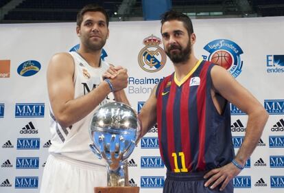 Reyes y Navarro posan junto al trofeo en la presentación de la final