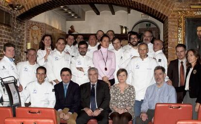 Cocineros de 'Madrid Exquisito' y representantes de Alimentos de Madrid y de la Oficina de Turismo en la presentación ayer de la iniciativa solidaria.