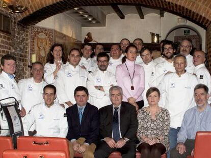 Cocineros de 'Madrid Exquisito' y representantes de Alimentos de Madrid y de la Oficina de Turismo en la presentación ayer de la iniciativa solidaria.