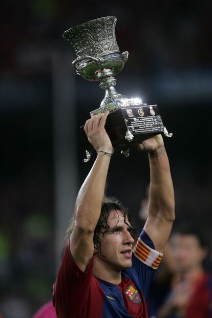 Puyol levanta el trofeo de la Supercopa de España 2006.