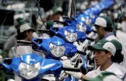 Trabajadores indonesios durante el proceso de fabricación de motocicletas en una planta de Honda en Yakarta, Indonesia. EFE/Archivo