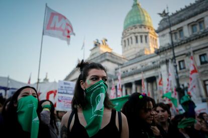 Un grupo de manifestantes participan en una protesta a favor del aborto en Buenos Aires (Argentina).