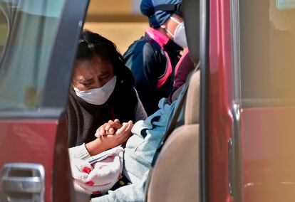 Una mujer se despide de un familiar afuera del Hospital General de Ciudad de México.