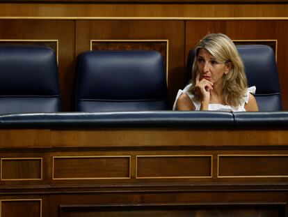 La vicepresidenta segunda del Gobierno y ministra de Trabajo, Yolanda Díaz, durante la sesión extraordinaria, este jueves en el Congreso.