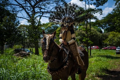 Estas Cuadrillas representan los combates entre españoles, indios, árabes y negros por los territorios en la época colonial.