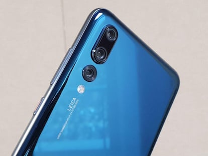 La triple cámara del Huawei P20 Pro garantiza fotos de una calidad alucinante gracias a sus paneles de 40 MP, 20 MP y 8 MP, con una lente principal que cuenta con apertura f/1.8 de 27mm. La cámara selfie cuenta con 24 MP y apertura f/2.0 y el tamaño del terminal es de 6,1 pulgadas. Podéis encontrarlo por un precio alrededor de los 420 euros.