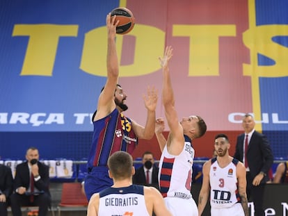 Mirotic lanza por encima de Sedekerskis.