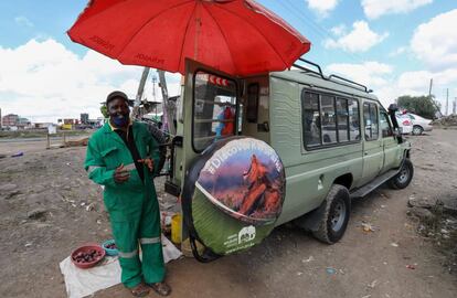 El guía de safari Martin Waweru, de 48 años, ha trabajado en el negocio turístico de los safaris los últimos 24 años, pero ahora vende patatas desde su vehículo en Nairobi, Kenia, después de llevar meses sin trabajo en los parques nacionales por la falta de turistas.